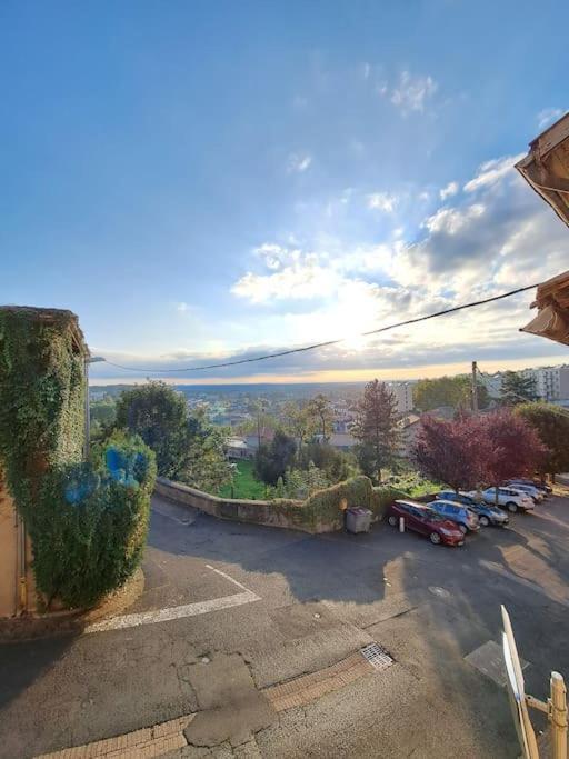 Charmant Duplex A Thiers, Vue Sur La Chaine Des Puys Exteriör bild